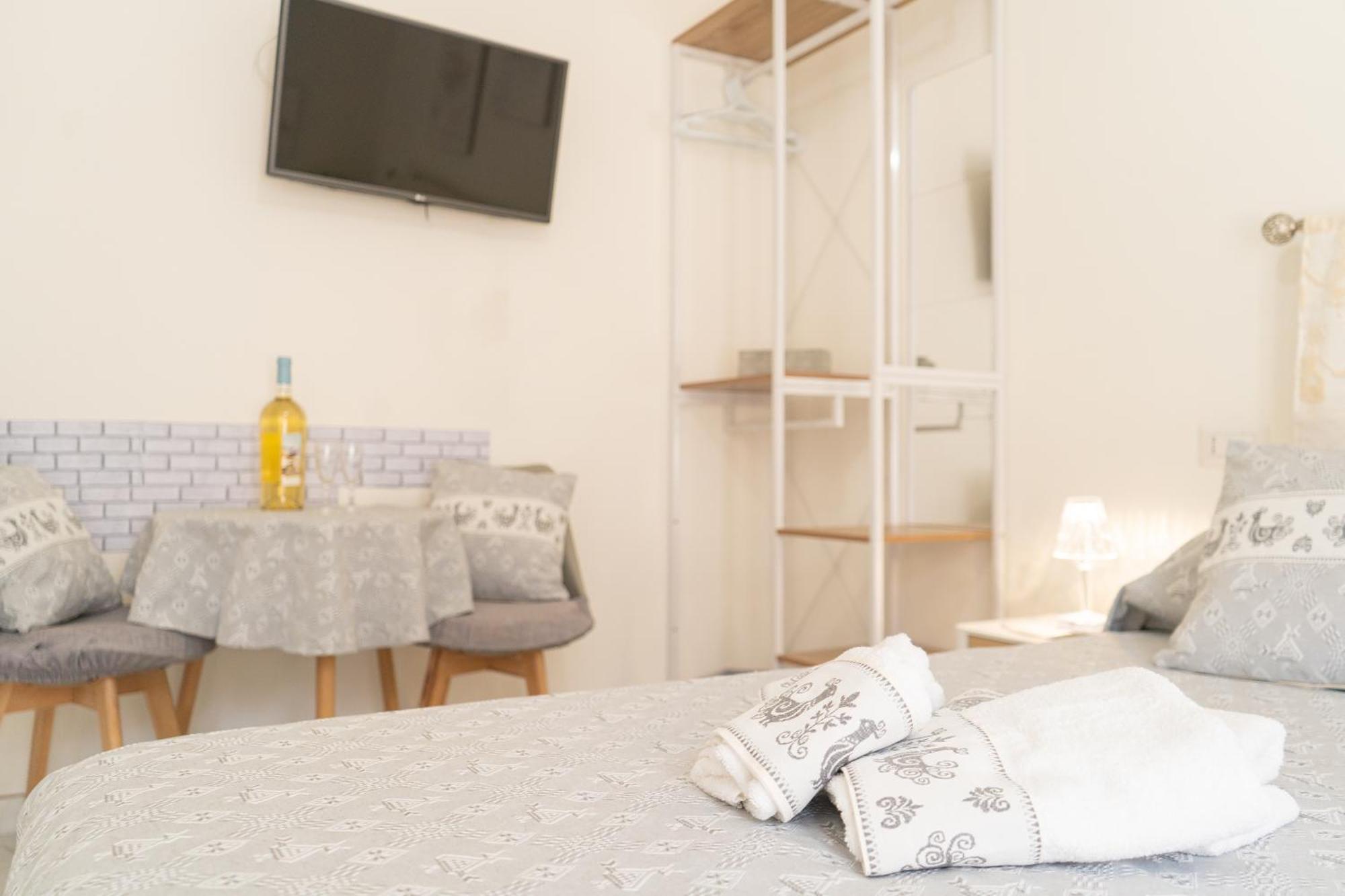 White Bike Rooms Siniscola Bagian luar foto